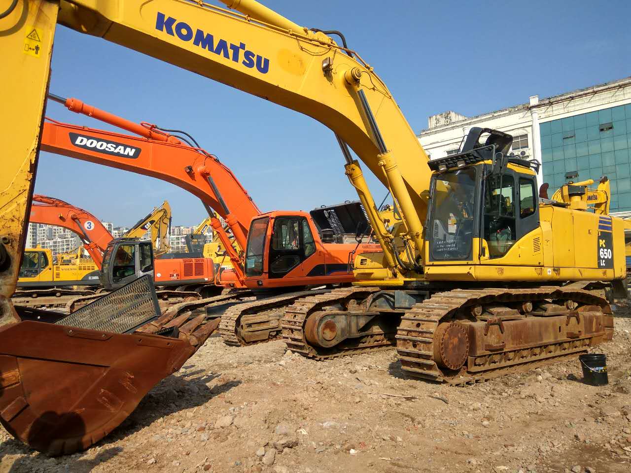 二手挖掘機進口報關(guān)公司